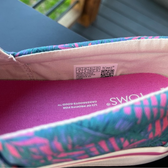 TOMS Tropical Print Slip-On Shoes - Picture 5 of 5